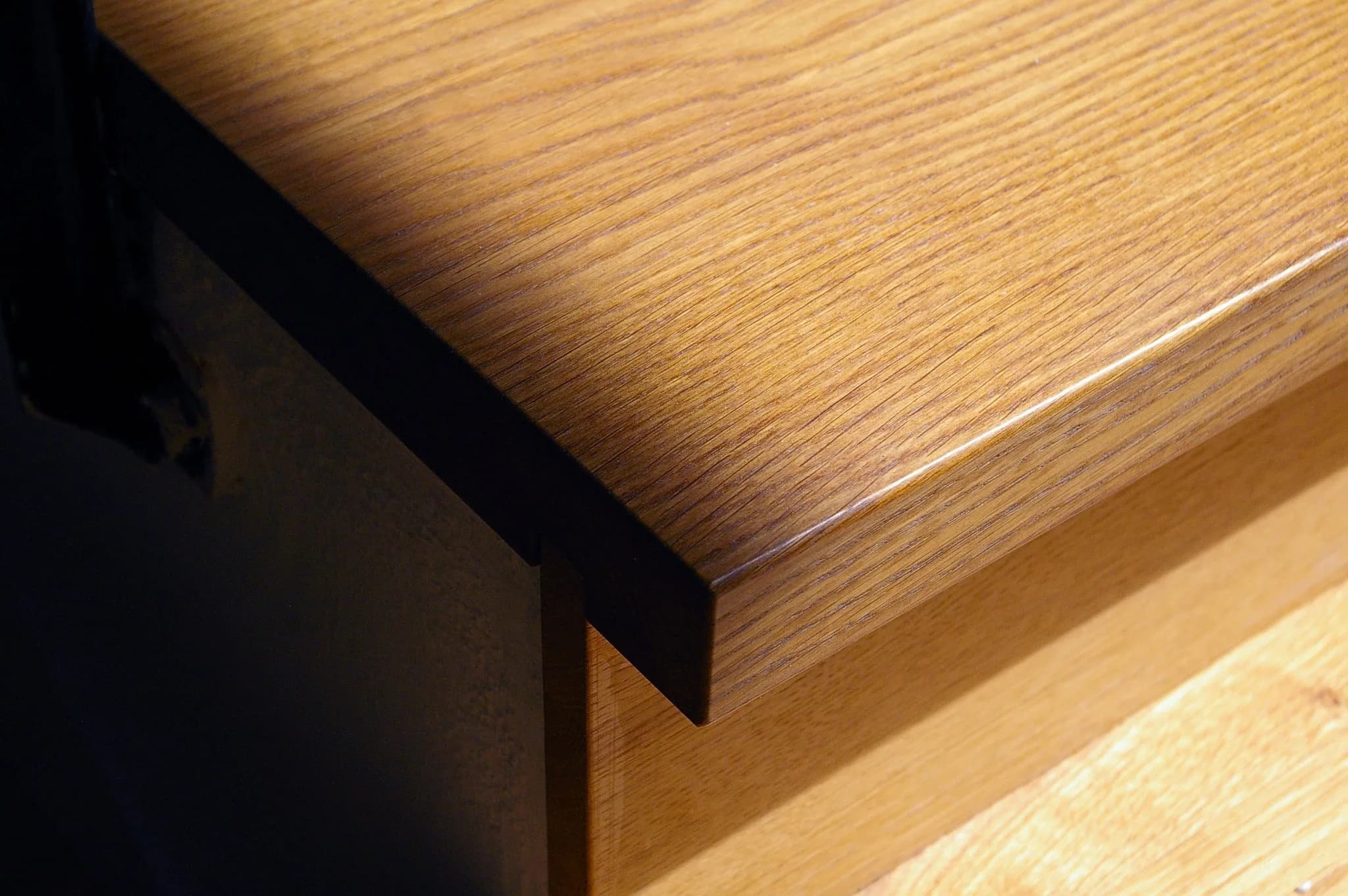 Holz-Stahl-Konstruktion mit Fokus auf Materialqualität und klaren Linien